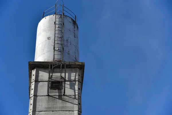 Vieux château d'eau contre le ciel bleu — Photo