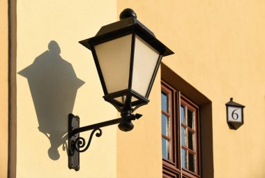 Eski bir evin duvarında Retro fener