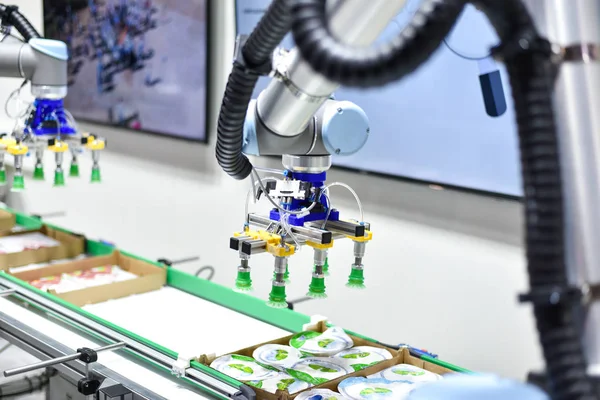 Yapay zekalı mekanik robot ürünleri konveyörde sikiler