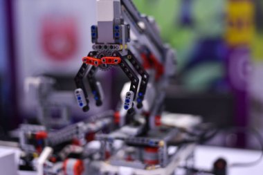 Çocuklardan robot tasarımcı detayları