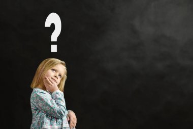 Siyah bir arka plan üzerinde bir elbise ayakta ve rüya küçük kız, copyspace