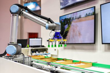 Yapay zekalı mekanik robot ürünleri konveyörde sikiler