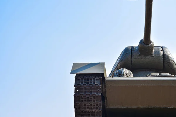 Szovjet katonai harckocsi a kék ég ellen — Stock Fotó