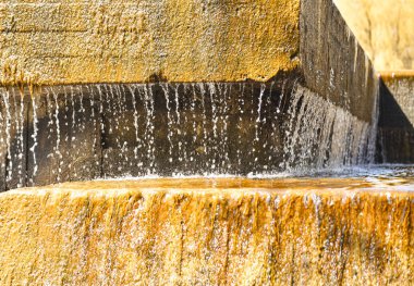 Yazın çeşmedeki taşlardan aşağı soğuk su damlaları aktı.