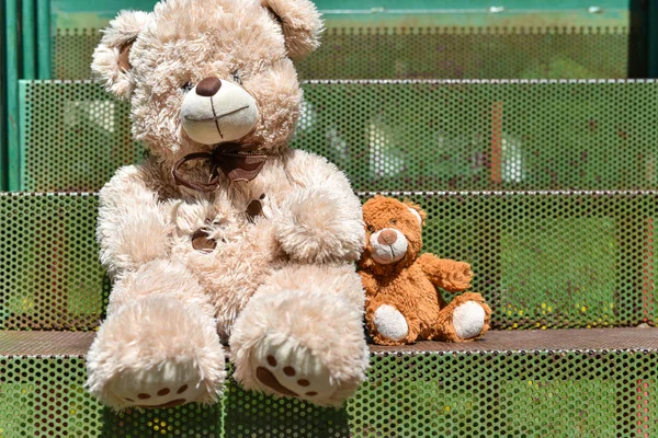 Brinquedos ursos estão sentados no parque infantil — Fotografia de Stock