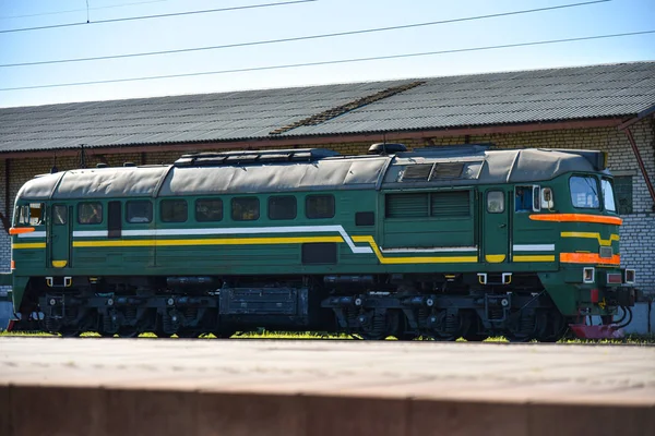 Train de marchandises sans voitures à la gare — Photo