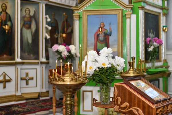 Interior de uma antiga igreja ortodoxa na Rússia — Fotografia de Stock