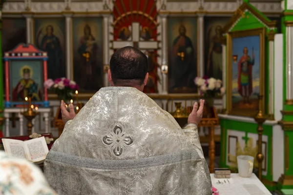 Sacerdote ortodoxo lleva a cabo el rito del bautismo en la iglesia — Foto de Stock