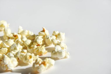 Beyaz arka plan üzerinde izole patlamış mısır