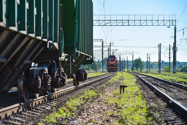 Yük treni tren istasyonunda vagonları yakalar