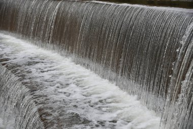 Barajüzerinde sıçrama şelale