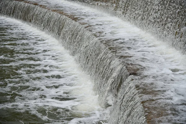 Cachoeira respingo na barragem — Fotografia de Stock