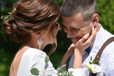 Yeşil bir parkta bir buket öpücük gelin ve damat