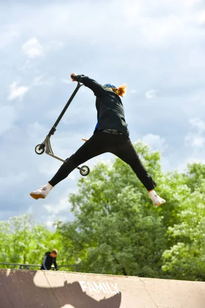 Tiener ritten op een extreme scooter — Stockfoto