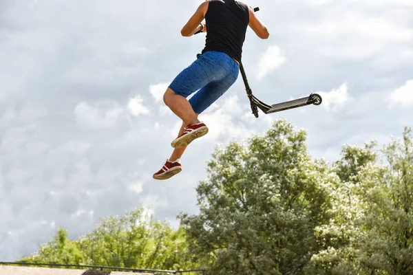 Tiener ritten op een extreme scooter — Stockfoto