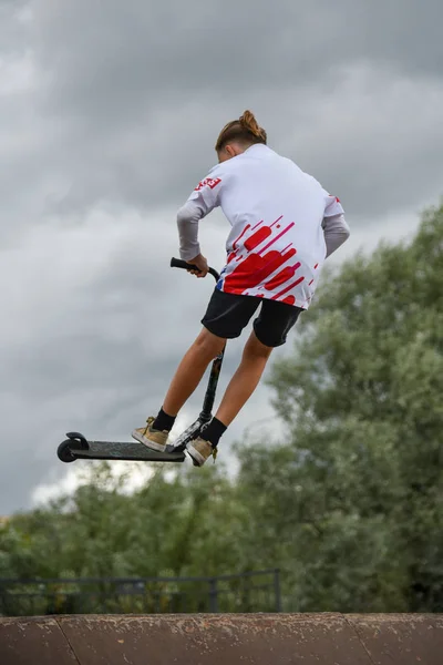 Adolescent monte sur un scooter extrême. Sport actif — Photo