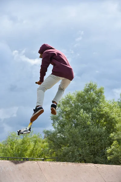 Teen fährt auf einem extremen Roller. Aktiver Sport — Stockfoto