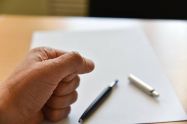 İş yerinde stres. Ofis masasında Yumruk