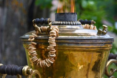 Bahçede kurutucular ile Rus samovar