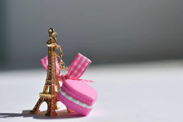 Souvenir golden eiffel tower with a purple heart on a white background — Stock Photo, Image