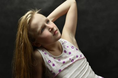 Stüdyoda siyah bir arka plan üzerinde örme takım elbise genç romantik kız