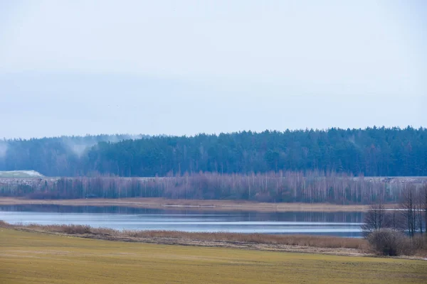 Fog over the lake near the highway in spring — Stock Photo, Image
