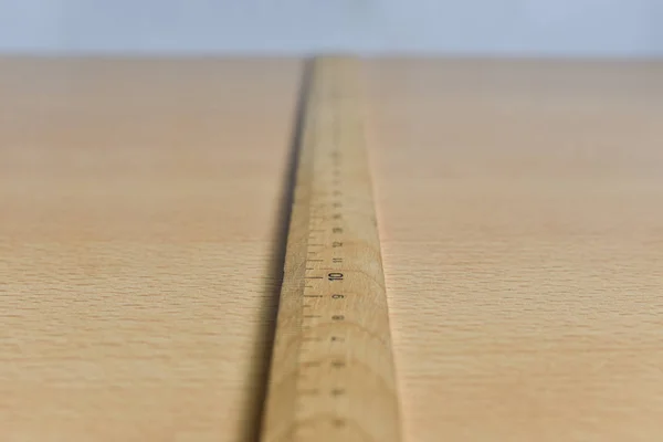 Öreg, fából készült vonalzó az asztalon — Stock Fotó