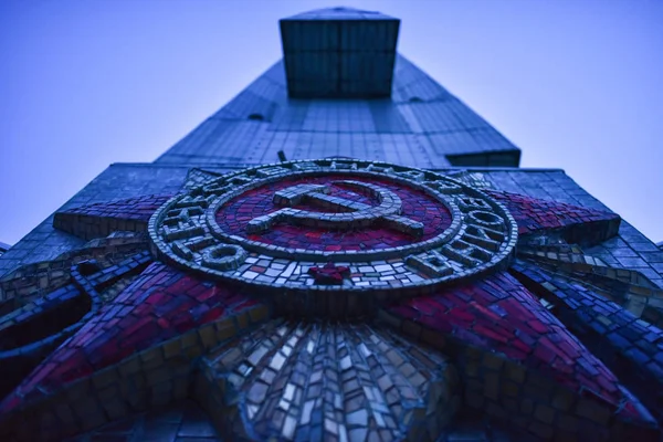 The spire of the memorial complex Kurgan of Glory in Belarus in the early morning — Stock Photo, Image