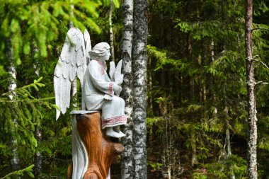 Ormanda bir ağaç üzerinde bir güvercin ile Melek