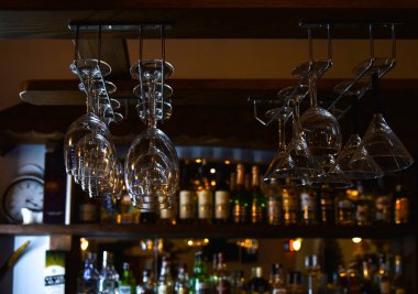 Bardaklar barın üzerinde asılı