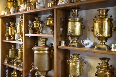 Eski Rus samovar bir rafta duruyor