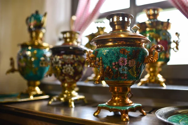 Eski Rus samovar pencerede duruyor