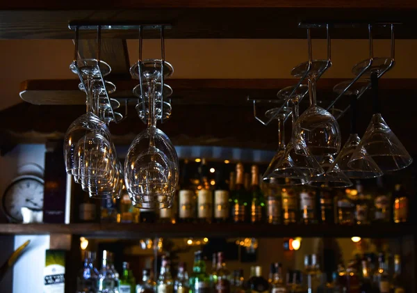 Bardaklar barın üzerinde asılı