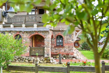 Doğal kütüklerden yapılmış Rus ulusal malikanesi