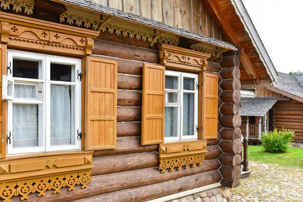 Ryska National Manor gjord av naturliga stockar — Stockfoto