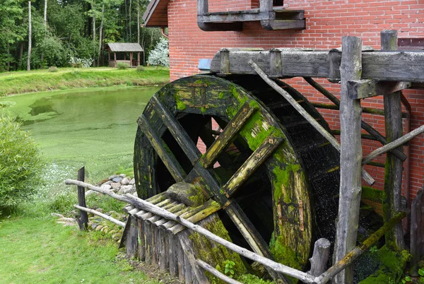 Rueda de madera de un antiguo molino de agua —  Fotos de Stock