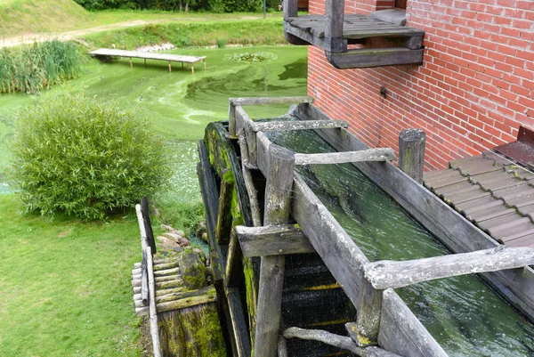 Roue en bois d'un vieux moulin à eau — Photo