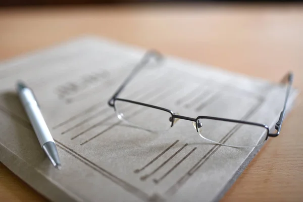 Paper folder with court documents on the table, glasses, pen — Stock Photo, Image