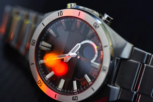 Relógio de luxo sob luz colorida, close-up, fundo preto — Fotografia de Stock