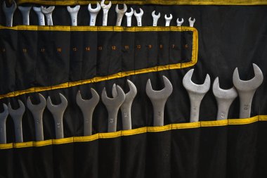 Duvarda bir sette araba metal tuşları