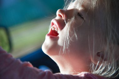 Çocuk arabada gülüyor, yüz, yakın plan.