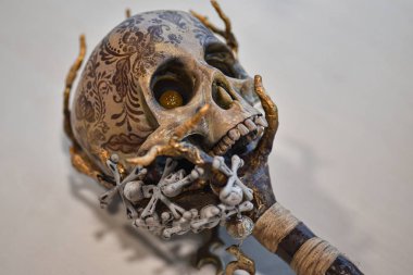 Totem el yapımı insan kafatası, yakın plan.