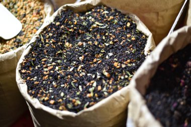 Yabani otlar ve çiçeklerle siyah çay