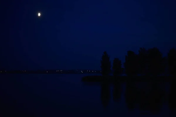Pulau di danau pada malam hari, refleksi bulan — Stok Foto