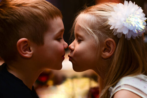Дети мальчик с девушкой поцелуй на отдыхе
.