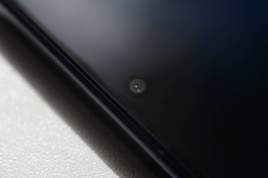 Akıllı telefon ekranındaki dahili kamera, yakın plan, izole.