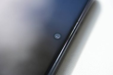 Akıllı telefon ekranındaki dahili kamera, yakın plan, izole.
