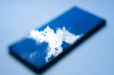 Mavi gökyüzü ve bulutlar 3 boyutlu akıllı telefon ekranı.