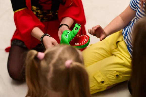 Les Enfants Une Fête Jouent Jeu Pour Enlever Une Main — Photo