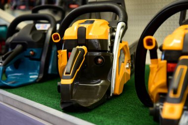 Testereler bir markette duruyor..